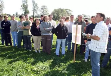 Les techniciens de Chambre d’agriculture ont prodigué des conseils tout au long de la journée. Ici Christophe Chaballier présente des essais de désherbage sélectif.