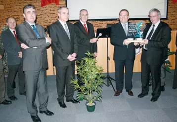 Guy Lafon et Alain Lespine ont reçu le trophée Coach Cantal 2010 des mains de Paul Mourier, préfet du Cantal (troisième en partant de la gauche).