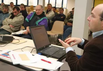 Des réunions de secteur avant l’assemblée générale plénière, animées par Jean-Luc Doneys (premier plan).