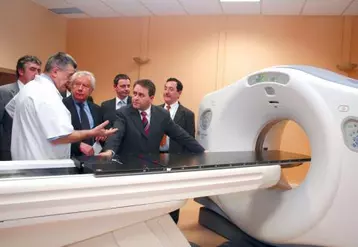 Xavier Bertrand découvre le scanner nouvelle génération du CMC à Aurillac.