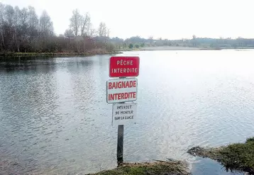 Les deux associations demandent la dépollution du site qui a également contaminé les eaux du lac artificiel en contrebas.