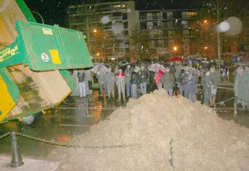 La pression est clairement montée d’un cran jeudi soir même si ces actions syndicales se sont déroulées sans aucun débordement.