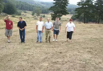 Chez Bruno Pagis, les granges habituellement pleines sont désespérément vides. Et il faut déjà nourrir les bêtes au ratelier.