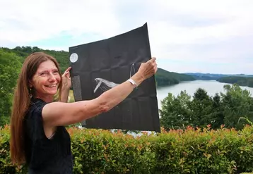 Delphine Gigoux-Martin tient dans les mains une “carte d’interprétation”, réalisée en papier de pierres perforé, et qui sera vendue à prix coûtant dans les offices de tourisme (8 euros). Dès le crépuscule, changement d’échelle, sur la voûte du barrage (en médaillon). 