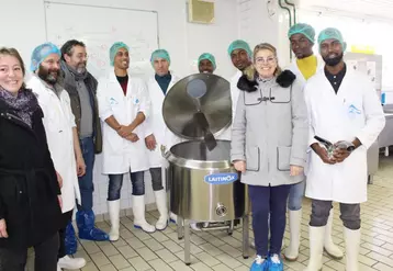 Les stagiaires et leur formateur, accompagnés de Mmes Jalabert et Français (LFO) et d’Henri Manhès (CCI).