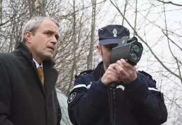 Le préfet du Cantal, Paul Mourier, aux côtés de la gendarmerie lors d’un contrôle de vitesse sur la RN 122.