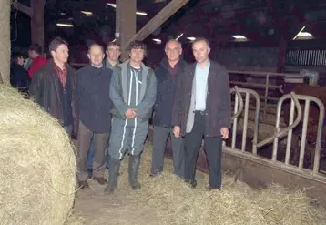Gilles Amat, Louis-François Fontant, Patrick Benezit, Pierre Chevalier
et Patrick Escure, autour de Michel Poignet, agriculteur à Jaleyrac.