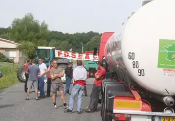 À Riom-ès-Montagnes et à Saint-Mamet (photo), une cinquantaine d’éleveurs ont bloqué les camions à l’entrée des laiteries.