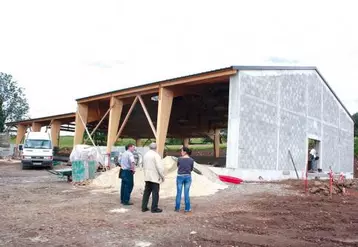 Le premier bâtiment en construction sur le site accueillera sa première bande de veaux en octobre prochain.