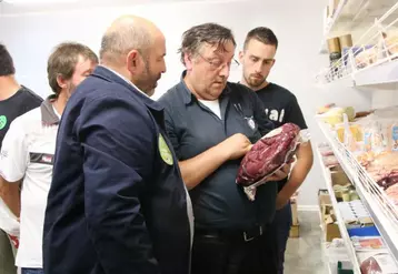 Fabrice Gros, directeur de Promocash à Aurillac, montre l’origine de la viande qu’il vend à Bruno Dufayet, président de la section bovine FDSEA, mais aussi de la FNB.
