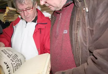 William Burias (à droite en médaillon) et les délégués communistes ont pu redécouvrir leurs archives.
