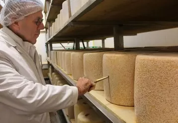 Michel Margot commence par l'évaluation des fromages les plus doux (jeunes) et terminent par les plus affirmés (salers).