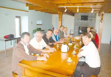 Les administrateurs de l’Association française de pastoralisme autour de la table du buron de la Coptasa, sur les hauteurs de Pradiers.