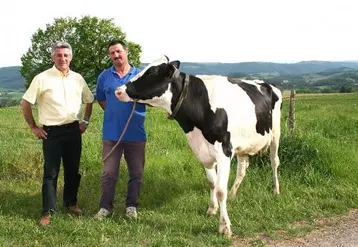 Georges Vermerie, président du syndicat départemental des éleveurs de race holstein depuis 10 ans, a passé la main à Jean-Marc Arnal.