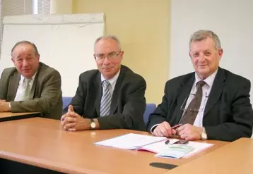 Robert Caldayroux , vice-président, M. Picard, directeur général et Albert Chandon, président, ont expliqué les motivations de la fusion.