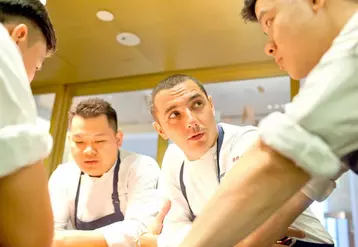 Julien Royer, 36 ans, a également imaginé avec son équipe des plats raffinés pour les clients d’Air France en “business” et “première classe” sur les vols Roissy-Singapour.