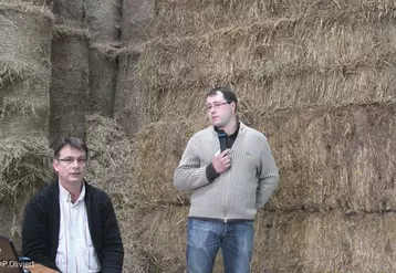 Bruno Serieys (debout) et Martial Benoît d’Estivaud ont mis en avant les atouts pour l’éleveur.