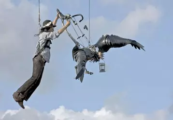 Encore une fresque géante orchestrée par les Nantais du Royal de Luxe : “Rue de la chute” (1 h 15) interprétée du 21 au 24 août.