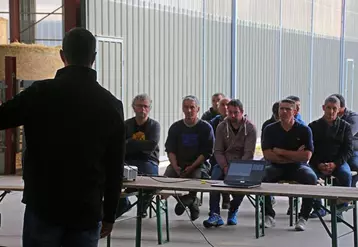 Les administrateurs cantaliens de la FNB ont programmé une série de rencontres avec les éleveurs allaitants du 
département. À Vézac, chez Laurent Laverriere, c'est 
Mathieu Théron qui est intervenu.