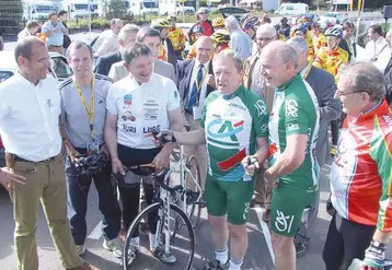 A 64 ans, René Souchon, président de la Région, n’a pas hésité à se mettre en tenue pour lancer la section cyclisme de l’Eplea d’Aurillac.
