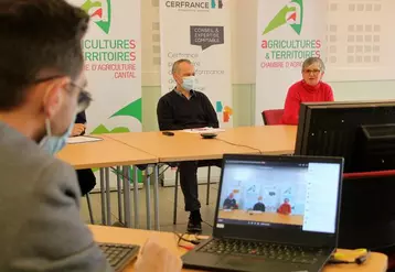 Les agriculteurs ont pu suivre en ligne la conférence donnée par le CERFrance Cantal et la Chambre d’agriculture. 