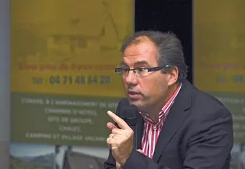 Didier Arino, spécialiste du conseil dans les secteurs du tourisme et des loisirs, lors de l’assemblée des Gîtes de France du Cantal.