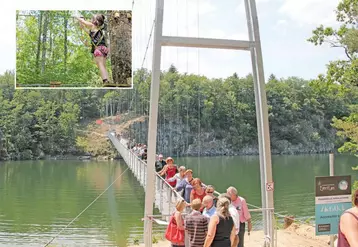 Les rives d’Espinet et de Saint-Gérons sont désormais reliées via une passerelle himalayenne.