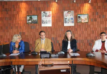 Yves-Jean Bignon entouré de Claire Laquet, du Dr Catherine Amalric, et du Dr Éric Fondrinier.