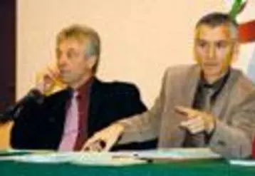 Jean-Pierre Soularue, président des éleveurs du Pays Vert, et Xavier Bel, secrétaire général - production animale du groupe Altitude - ont fait le point avec les adhérents du Cantal.