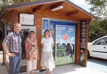 Le chalet distributeur sera mis en service demain par Florence (au centre) et Anne-Marie Lacoste, ici au côté de P. Bruel.