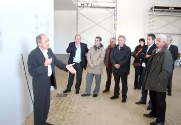 L’architecte du projet présente les nouveaux locaux aux élus et personnalités qui ont visité le chantier vendredi.