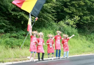 La morosité du matin pluvieux a vite laissé place à l’excitation avec l’arrivée de la caravane puis de l’échappée.