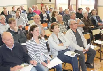 Témoignages de Cuma cantaliennes, sous l’oreille attentive de Daniel Petitjean, président de la FRCuma Auvergne-Rhône-Alpes. 