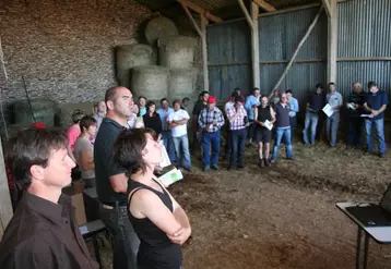 Une quarantaine de personnes dont une bonne vingtaine d’éleveurs ont suivi les exposés autour de ces voies de valorisation des veaux salers.