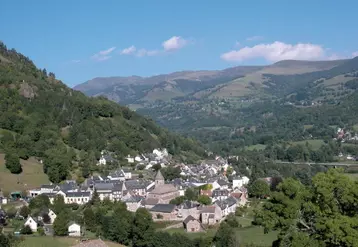 À l’image de la vallée de la Cère et du village de Thiézac, l’économie cantalienne repose sur son élevage, aujourd’hui menacé.