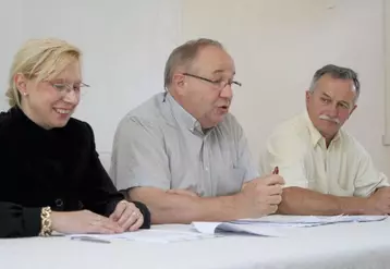 La directrice, Mme Visone, le président M. Caldayroux et le maire de Parlan, M. Teyssedou, lors de l’assemblée du 26 juillet.