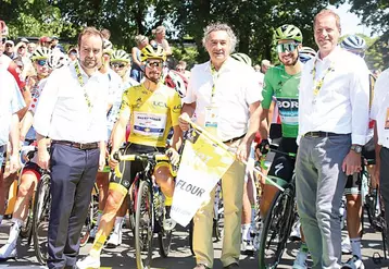 Bruno Faure, président du Département, et Pierre Jarlier, maire de Saint-Flour, entourés par Julian Alaphilippe et Peter Sagan.