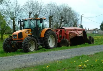 La machine à composter effectue l'été les deux passages préconisés pour “broyer” au mieux le fumier.