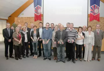 Les lauréats entourés des partenaires, lors de la remise des prix, le 18avril à la CCI du Cantal.