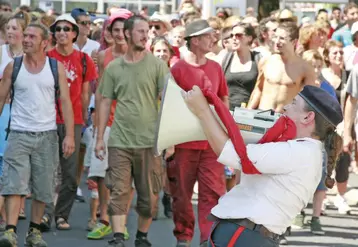 Les arts de la rue, c’est une question de goût... mais cela attire chaque année 100 000 personnes sur Aurillac. (photo d’archives)