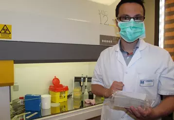 Le docteur Mathieu Kuentz dans le laboratoire d’extraction du matériel génétique viral potentiellement 
présent dans les prélèvements nasopharyngés des patients testés.