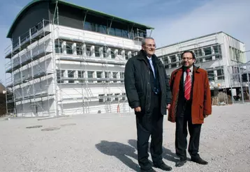Bernard Bouniol, président de la CCI du Cantal, et Andrés Atenza, directeur de l’ESC Clermont-Ferrand, devant le futur campus d’Aurillac.