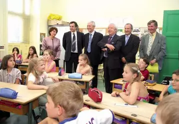 Gilles de Robien signe une convention pour l’école avec le président de l’association des maires du Cantal.