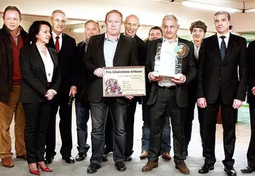 Jérôme Laffaire et Patrick Boisset, fiers de recevoir une distinction de la part de leurs pairs, en présence du préfet du Cantal.