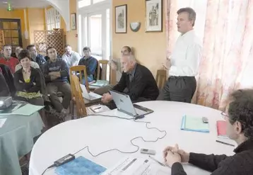 Serge Moly (debout) face au syndicat des producteurs de Châtaigneraie que préside Claude Bonnet.