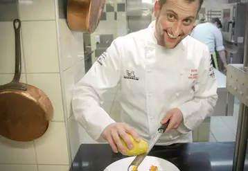 Renaud Darmanin de l’Auberge de la Tour à Marcolès, dans sa blouse auréolée du macaron Michelin et brodée à son nom. 