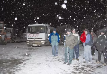 L’immobilisation d’un camion de lait à Chambernon, a donné lundi le ton d’une semaine de blocage.