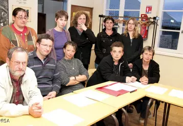 Les parents d’élèves de Saint-Christophe-les-Gorges, très inquiets sachant leur école menacée. Elle fait partie d’une liste de 33 établissements “en situation de fragilité”, dont disposent les syndicats.