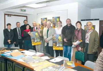 Les organisateurs de “Touchons du bois” présentent l’affiche et le programme, imprimés sur papier PEFC.