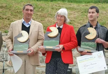 Pierre Wälchli (saint nectaire laitier), Mme Rigaud (saint nectaire fermier) et les Fromageries occitanes (meilleur affineur) récompensés lors du concours.